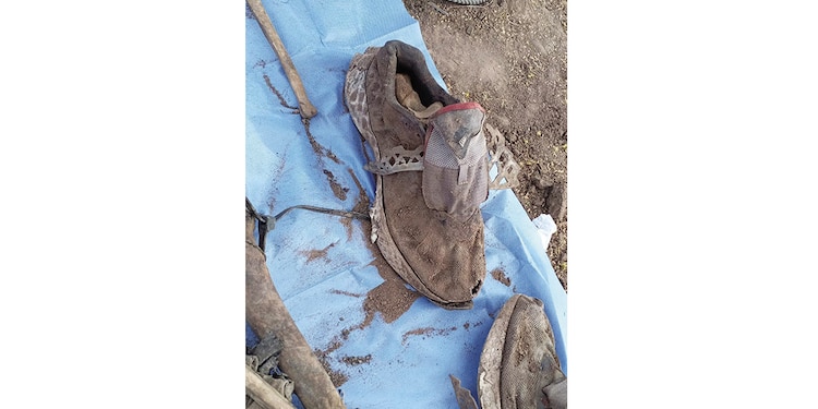 Tenis negros con gris y rojo Jordan, del 7.5.