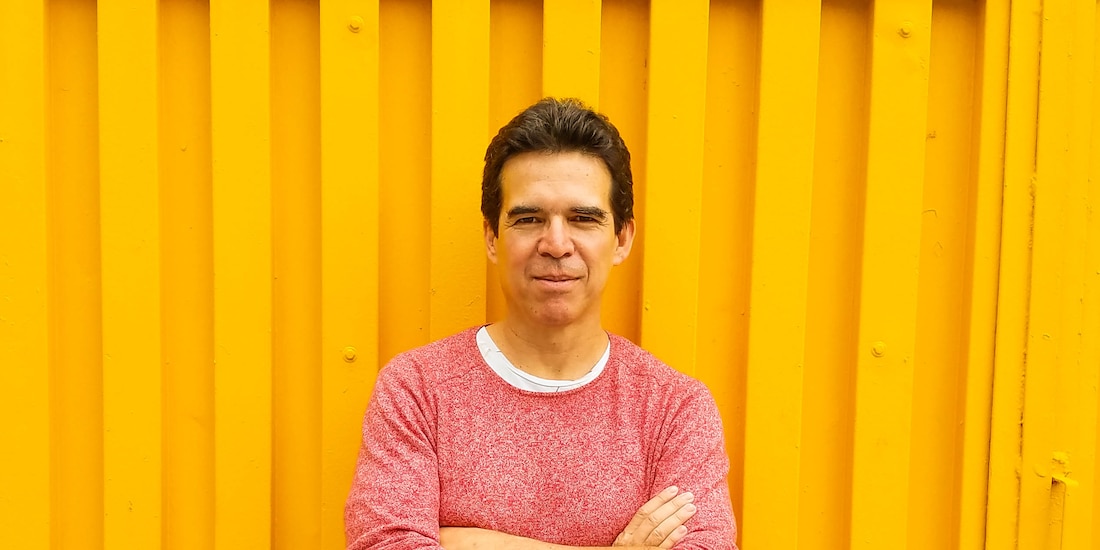 El escritor, en una foto promocional de su libro.