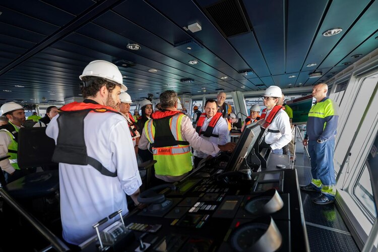 La comitiva encabezada por el Gobernador Díaz Mena recorre el centro de control del buque 'Fernando de Magallanes' para constatar los avances del dragado en el Puerto de Altura de Progreso.