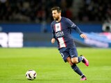 Lionel Messi conduce el balón en un partido del PSG en la Ligue 1.