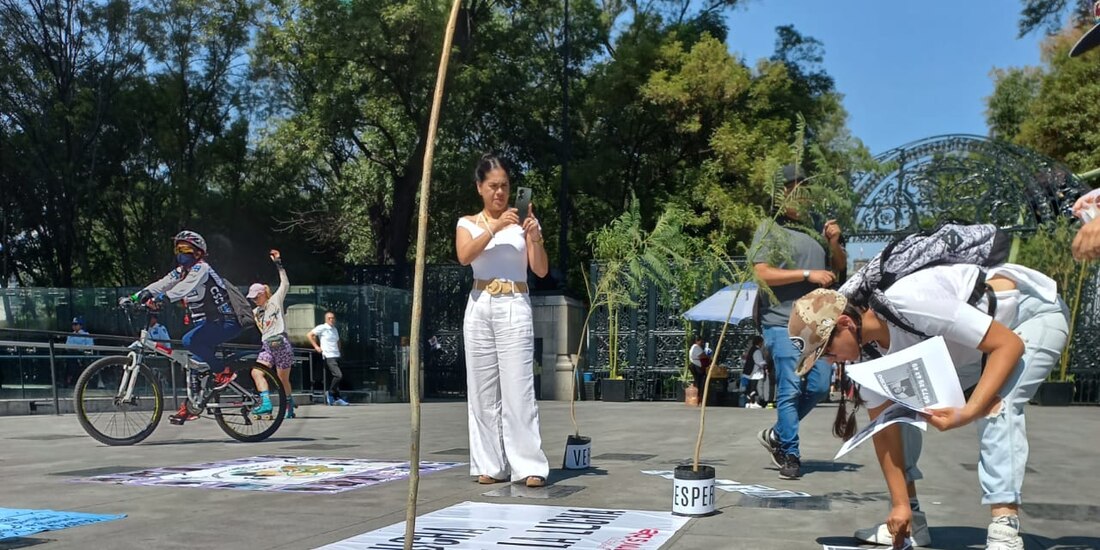 Integrantes del colectivo Buscando Vidas y Justicia por México realizaron ayer un acto en la Estela de Luz para exigir la localización de los padres desaparecidos.