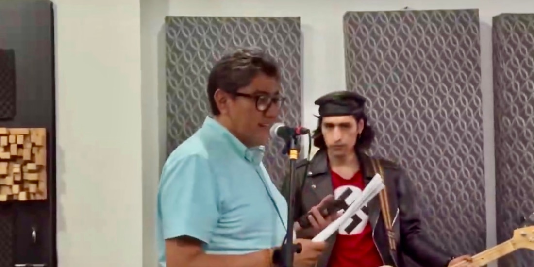 Saúl Monreal aparece cantando en un video; en el fondo, el bajista lleva una playera con la esvástica nazi.