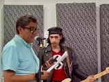 Saúl Monreal aparece cantando en un video; en el fondo, el bajista lleva una playera con la esvástica nazi.