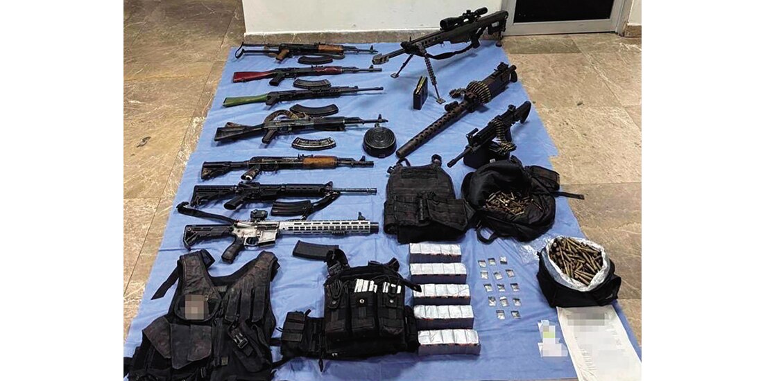 El arsenal incluye ametralladoras y un fusil Barret calibre 50.