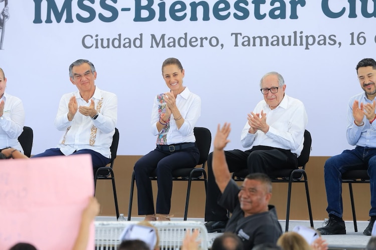 Autoridades federales y estatales celebran la apertura de dos unidades hospitalarias durante la gira por el territorio tamaulipeco.