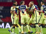 Jugadores del América celebran una anotación