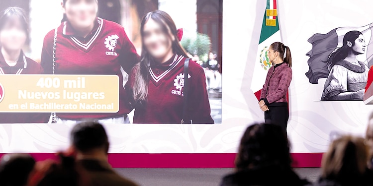 LA PRESIDENTA Claudia Sheinbaum y la subsecretaria de Educación Media Superior, Tania Rodríguez, ayer, en conferencia