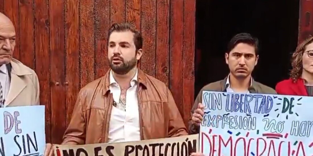 Integrantes de colectivos, durante una protesta contra la “Ley de Ciberasedio”, afuera de Derechos Humanos de Puebla, el viernes.