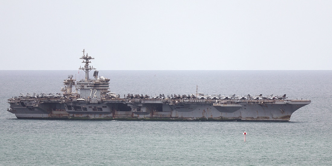 El portaaviones de EU USS Abraham Lincoln navega hacia Tailandia, ayer.