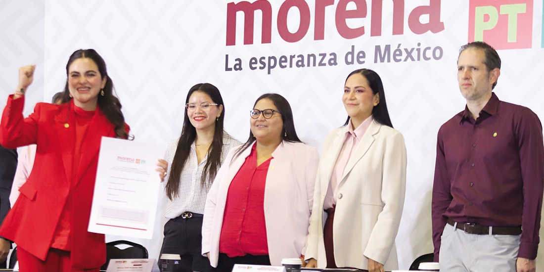 La senadora Andrea Chávez, tras registrar su solicitud, ayer.