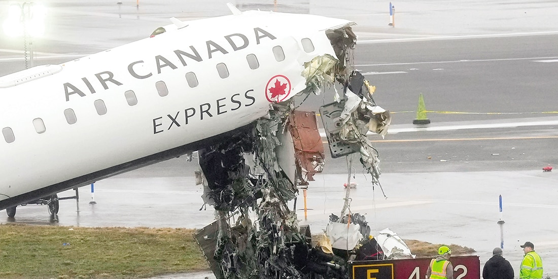 Un avión de Air Canada colisionó con un camión de bomberos en Nueva York, ayer.