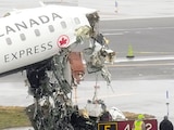 Un avión de Air Canada colisionó con un camión de bomberos en Nueva York, ayer.