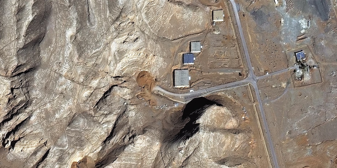 Una imagen satelital muestra entradas de los túneles cubiertas de tierra en el complejo nuclear de Isfahán, el 10 de febrero.