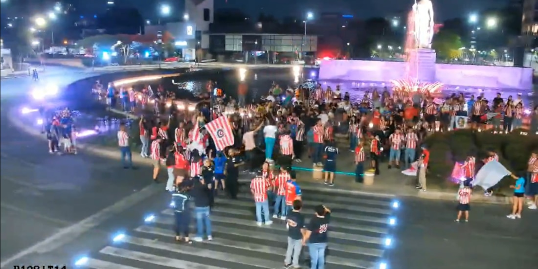 Afición de Chivas es captada celebrando en la Minerva.