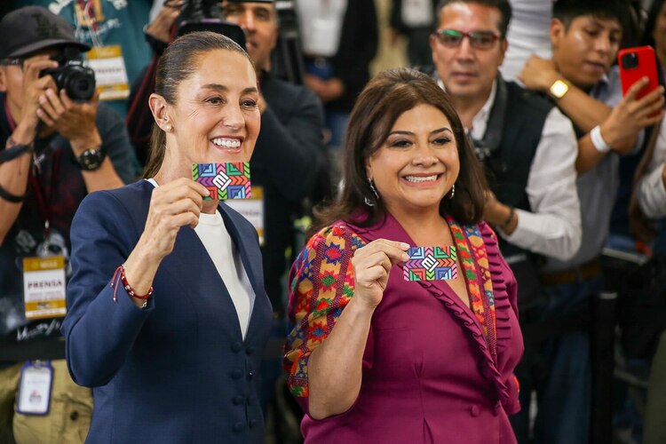 Clara Brugada y Claudia Sheinbaum encabezan reapertura de cuatro estaciones de la Línea 1 del Metro.