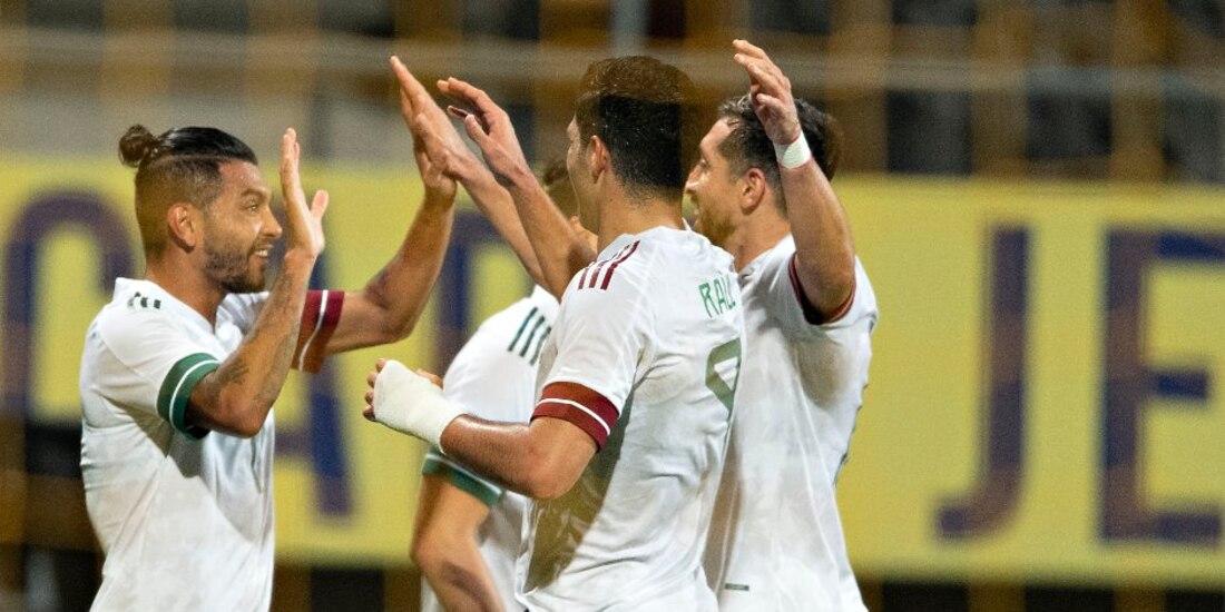 Jugadores de la Selección Mexicana celebran una anotación.