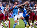 Felipe Melo se lanza contra Kyle Walker y tienen que intervenir los jugadores para evitar una batalla campal