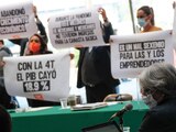 Legisladores protestan durante la comparecencia de la secretaria.