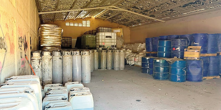 INTERIOR de la bodega asegurada por las autoridades federales