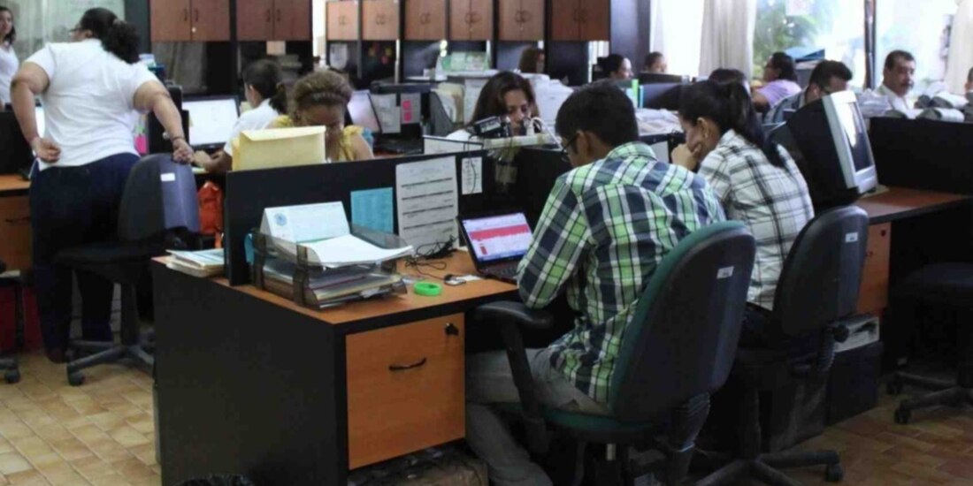Trabajadores en oficinas de Gobierno.