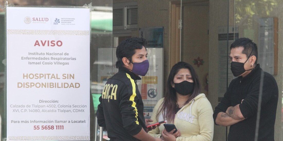 Familiares de un enfermo de Covid buscan espacio en urgencias del INER, ayer.