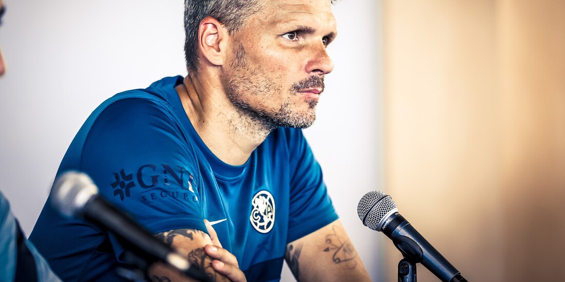 Fernando Ortiz, estratega del América, durante la conferencia de prensa previa al partido amistoso contra el Manchester City.