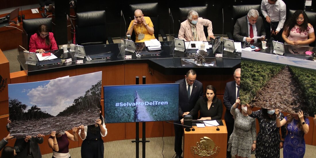 Legisladores de Acción Nacional protestaron en la sesión de la Cámara alta, ayer.