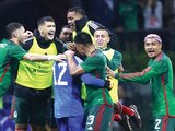 Jugadores del Tricolor celebran con el portero el triunfo de ayer en el Estadio Azteca.