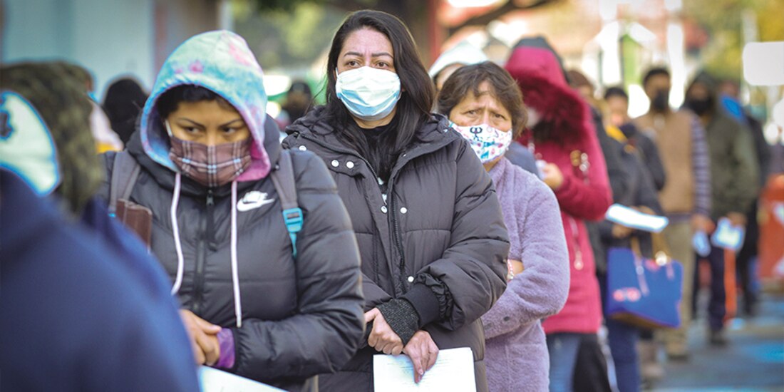 Las largas filas se mantienen para hacerse la prueba en los espacios sanitarios.