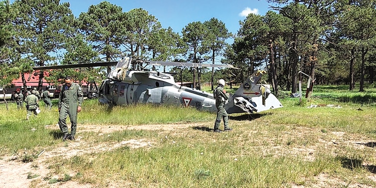 La aeronave militar involucrada en el percance ayer, en Pueblo Nuevo, Durango.