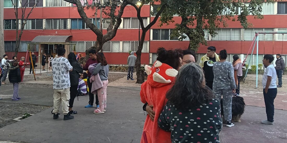 Decenas de personas salieron de sus casas luego de escuchar la alerta sísmica durante la mañana del viernes 03 de enero de 2026
