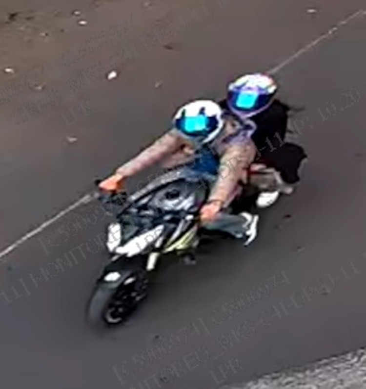 Cámara de videovigilancia aptan a presunto motociclista responsable.