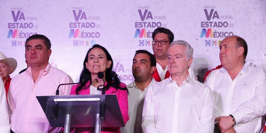 Luis Espinosa Cházaro, Santiago Creel y Rubén Moreira durante la conferencia de la candidata Alejandra del Moral en que reconoció su derrota en la contienda por la gubernatura del Estado de México.