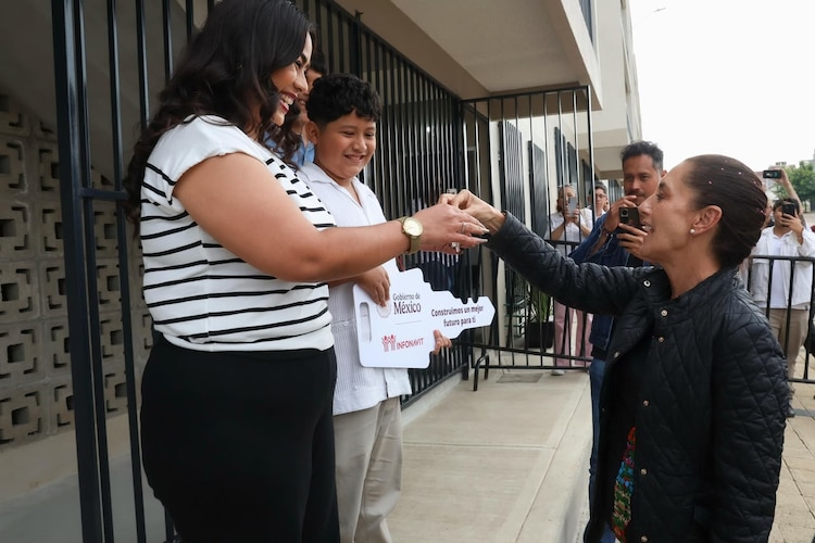 Presidenta Claudia Sheinbaum entrega una viviendas en Morelia, Michoacán.
