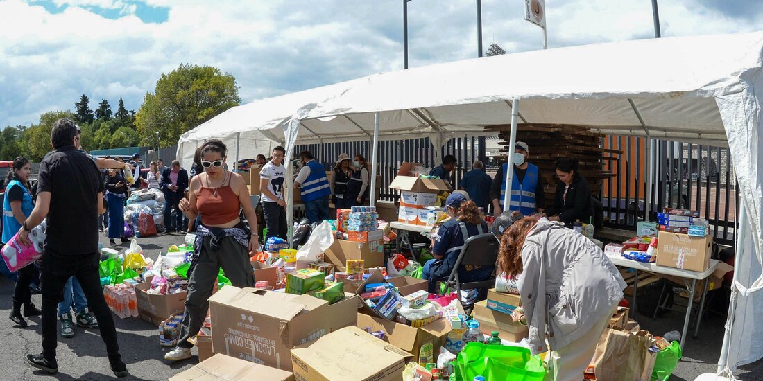 Ciudadanos acuden a entregar víveres al Centro de Acopio de la UNAM, ayer.