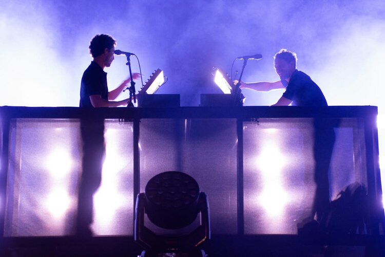 El dúo francés The Blaze sorprendió en el AXE Ceremonia con un espectáculo en el que destacaron los juegos de luces y visuales.