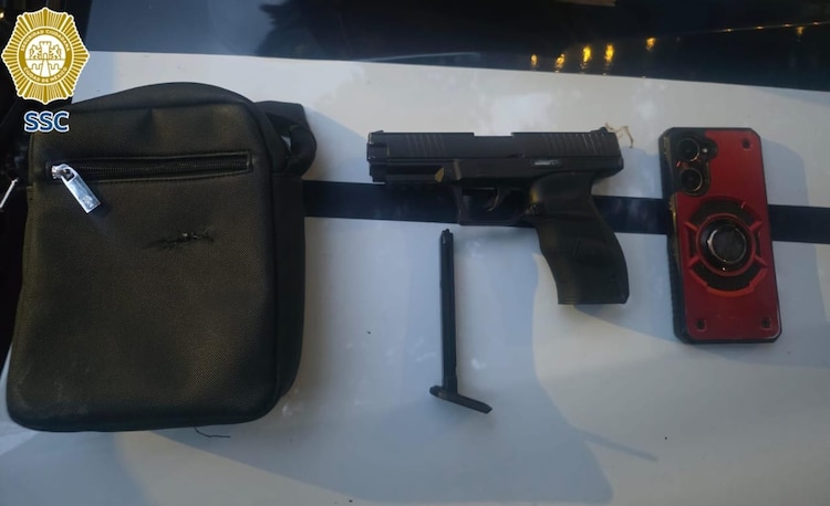 Aseguran una réplica de arma de fuego al detenido tras intento de asalto a Salvador Guerrero Chiprés.