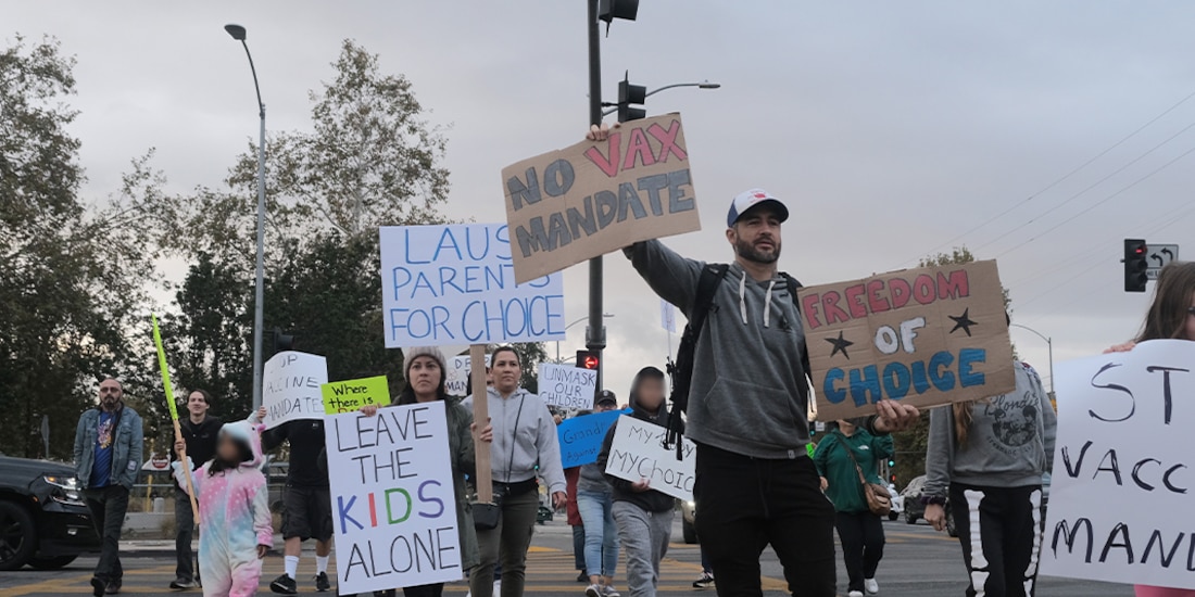 Padres y menores protestan en contra de los mandatos para hacer obligatoria la vacunación.