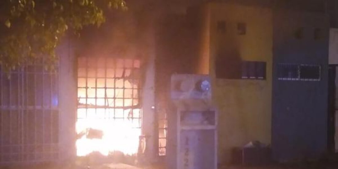 Los sujetos armados incendiaron la casa tras ultimar a la familia.