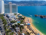 Turistas disfrutan las playas de Acapulco durante el último fin de semana del año.