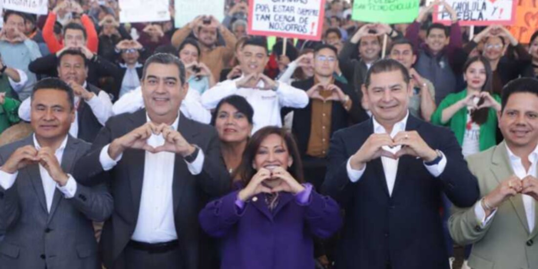 Lorena Cuéllar con Sergio Salomón Céspedes (izq.) y Alejandro Armenta (der.), ayer, en Coronango.