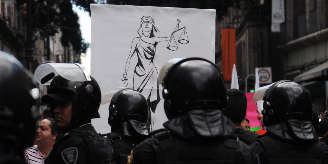 Policía capitalina blinda ayer acceso al Congreso de la CDMX.