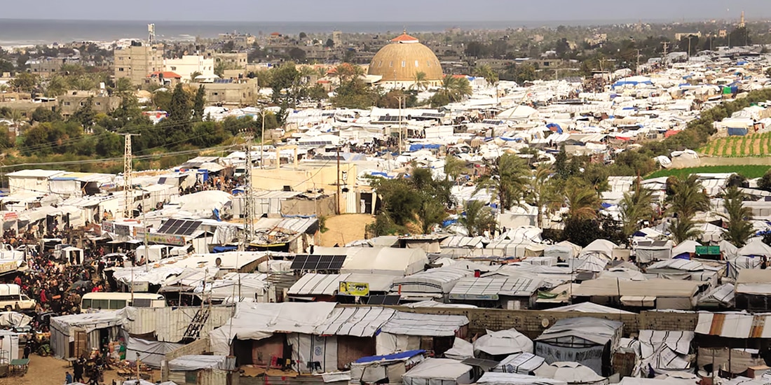 Palestinos desplazados en un campamento en Khan Younis, Gaza, ayer.