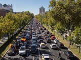 En el día de la hispanidad, una caravana de automóviles circuló por Madrid en protesta contra las restricciones que el gobierno español aplicó a la ciudad para contener la propagación del virus.