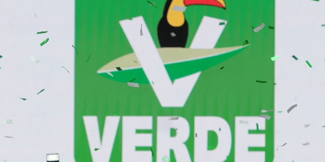 La coordinadora de los Comités de Defensa de la 4T (de sastre azul), tras recibir constancia del PVEM, acompañada por excorcholatas y dirigentes, ayer.
