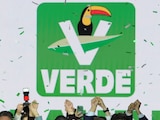 La coordinadora de los Comités de Defensa de la 4T (de sastre azul), tras recibir constancia del PVEM, acompañada por excorcholatas y dirigentes, ayer.