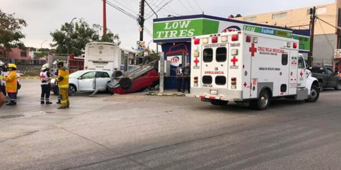 Una persona muerta y dos heridas es el saldo del accidente en el que colisionaron tres vehículos en Ciudad Madero, Tamaulipas.