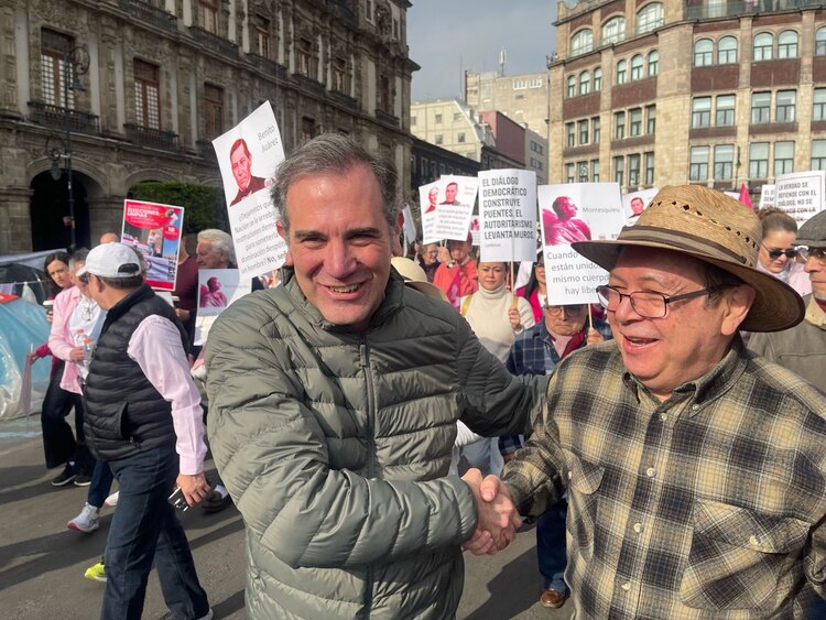 Lorenzo Córdova llega al Zócalo