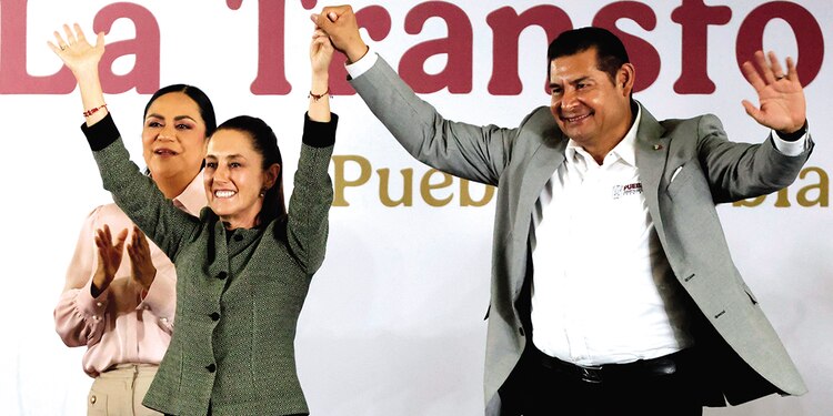 El mandatario poblano, Alejandro Armenta, le dio la bienvenida.