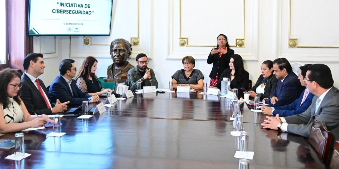 El INFOCDMX al entregar al Congreso local la propuesta de resguardo de información en materia de ciberseguridad, ayer.